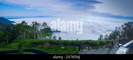 Bei Sonnenaufgang im Spätsommer beobachten Sie den Sonnenaufgang und das Wolkenmeer über dem See Kussharo vom Tsubetsu Pass im Osten von Hokkaido, Japan. Stockfoto