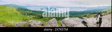 Panoramablick auf den See Kussharo, Japans größten Caldera-See, vom Aussichtspfad am Bihoro Pass im Osten von Hokkaido an einem Spätsommermorgen. Stockfoto