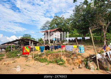 Blick auf ein Dorf in Lahu mit Waschen zum Trocknen in der Nähe der Lanjia Lodge in Chiang Khong in der Provinz Chiang Rai, Nord-Thailand Stockfoto