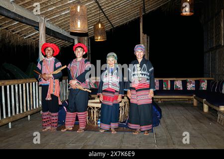 Eine Familie von Hmong-Musikern, Tänzern und Entertainern in Chiang Khong in der Provinz Chiang Rai, Nordthailand in farbenfrohen traditionellen lokalen Kostümen Stockfoto