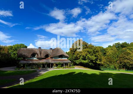 Swiss Cottage, neben dem Fluss Suir in der Nähe von Cahir in County Tipperary, ist ein erhabenes Beispiel für einen orneé-Stil des Regency-Architekten Joh Stockfoto