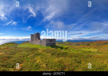 Das Fort aus dem 18. Jahrhundert, das während der Napoleonischen Kriege erbaut wurde, befindet sich neben dem 1818 errichteten Leuchtturm auf Cape Clear Island, County Cork, Irland. Stockfoto