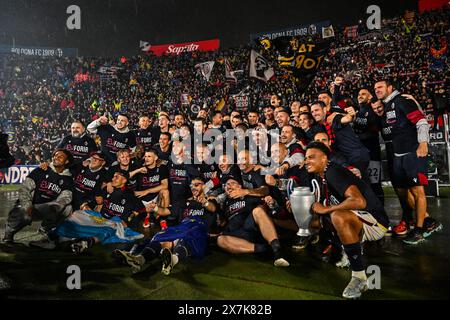 Bologna, Italien. Mai 2024. Das Team von Bologna FC feiert unter Curva Andrea Costa Fans während des Spiels von Bologna FC gegen Juventus FC, italienischer Fußball Serie A in Bologna, Italien, 20. Mai 2024 Credit: Independent Photo Agency/Alamy Live News Stockfoto