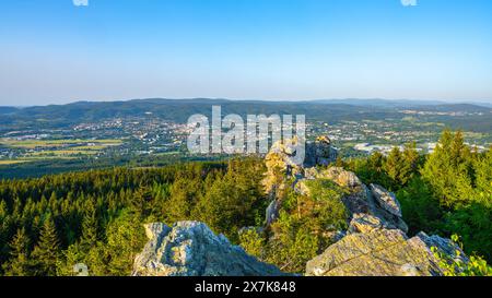 Liberec Stadt und Isergebirge, sichtbar in der Entfernung vom felsigen Bergrücken des Jesters an einem ruhigen Sommerabend. Stockfoto