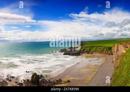 Eine Luftaufnahme von Ballydowane Beach in der Nähe von Bunmahon im County Waterford, Irland. Er ist Teil des Copper Coast Geoparks, aufgrund seiner ungewöhnlichen Geschichte Stockfoto