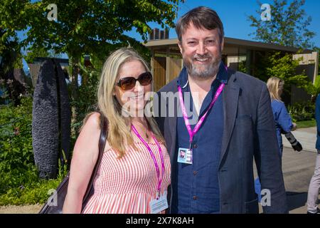 London, Großbritannien. Mai 2024. Prominente und geladene Gäste erfreuten sich einen Einblick in die Schaugärten und Blumenausstellungen der diesjährigen Chelsea Flower Show auf dem Gelände des Royal Hospital in Chelsea. Stars von Klein- und Großbildleinwand vermischten sich mit TV-Moderatoren, Sportlern und Frauen sowie prominenten Köchen. Quelle: David Betteridge/Alamy Live News Stockfoto