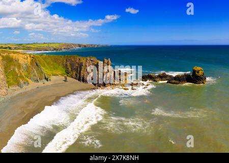 Trawnamoe Beach in der Nähe von Bunmahon im County Waterford, Irland. Es ist Teil des Copper Coast Geoparks, aufgrund seiner ungewöhnlichen Geschichte des Kupferbergbaus Stockfoto