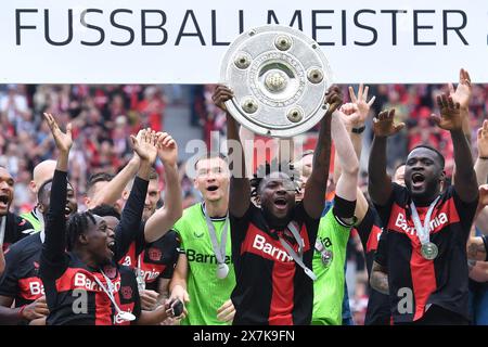 Leverkusen, Deutschland. Mai 2024. Fußball 1. Bundesliga 34. Spieltag Bayer 04 Leverkusen - FC Augsburg am 18.05.2024 in der BayArena in Leverkusen Edmond Tapsoba ( Leverkusen ) mit der Meisterschale DFL-Vorschriften verbieten jede Verwendung von Fotografien als Bildsequenzen und/oder Quasi-Video. Foto: Revierfoto Credit: ddp Media GmbH/Alamy Live News Stockfoto