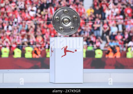 Leverkusen, Deutschland. Mai 2024. Fußball 1. Bundesliga 34. Spieltag Bayer 04 Leverkusen - FC Augsburg am 18.05.2024 in der BayArena in Leverkusen die Meisterschale steht auf einer Stele DFL-Vorschriften verbieten jede Verwendung von Fotografien als Bildsequenzen und/oder Quasi-Video. Foto: Revierfoto Credit: ddp Media GmbH/Alamy Live News Stockfoto