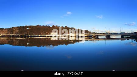 Die Edmund Rice Road Bridge und die Straße über den Fluss Suir in Waterford City, County Waterford, Irland Stockfoto