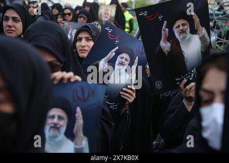 Teheran, Iran. Mai 2024. Iranische Frauen in schwarzen Chadors halten Plakate des verstorbenen iranischen Präsidenten Raisi während einer Trauerzeremonie für Präsident Ebrahim Raisi auf dem Vali-e-ASR-Platz in der Innenstadt von Teheran. Der iranische Präsident Raisi, Außenminister Amir-Abdollahian und andere starben bei einem Hubschrauberabsturz am 19. Mai 2024 nach einem offiziellen Besuch in der Nähe der Grenze zu Aserbaidschan. Die iranische Regierung bestätigte die Todesfälle und kündigte fünf Tage öffentliche Trauer an. (Kreditbild: © Rouzbeh Fouladi/ZUMA Press Wire) NUR REDAKTIONELLE VERWENDUNG! Nicht für kommerzielle ZWECKE! Stockfoto