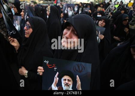 Teheran, Iran. Mai 2024. Iranische Frauen in schwarzen Chadors halten Plakate des verstorbenen iranischen Präsidenten Raisi während einer Trauerzeremonie für Präsident Ebrahim Raisi auf dem Vali-e-ASR-Platz in der Innenstadt von Teheran. Der iranische Präsident Raisi, Außenminister Amir-Abdollahian und andere starben bei einem Hubschrauberabsturz am 19. Mai 2024 nach einem offiziellen Besuch in der Nähe der Grenze zu Aserbaidschan. Die iranische Regierung bestätigte die Todesfälle und kündigte fünf Tage öffentliche Trauer an. (Kreditbild: © Rouzbeh Fouladi/ZUMA Press Wire) NUR REDAKTIONELLE VERWENDUNG! Nicht für kommerzielle ZWECKE! Stockfoto