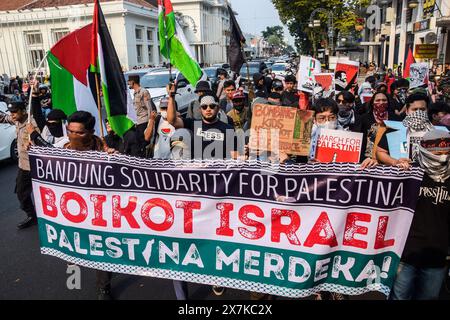 Bandung, Indonesien. Mai 2024. Pro-palästinensische Demonstranten gehen auf einem langen marsch zum 76. Jahrestag der Nakba in Bandung, West-Java, Indonesien, am 19. Mai 2024. Palästinensische Demonstranten, die Mitglieder der Bandung Solidarity for Palestine sind, haben sich ebenfalls dafür ausgesprochen, den Völkermord Israels an Palästinensern in Gaza und Rafah zu stoppen. (Foto: Dimas Rachmatsyah/SIPA USA) Credit: SIPA USA/Alamy Live News Stockfoto