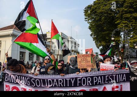 Bandung, Indonesien. Mai 2024. Pro-palästinensische Demonstranten gehen auf einem langen marsch zum 76. Jahrestag der Nakba in Bandung, West-Java, Indonesien, am 19. Mai 2024. Palästinensische Demonstranten, die Mitglieder der Bandung Solidarity for Palestine sind, haben sich ebenfalls dafür ausgesprochen, den Völkermord Israels an Palästinensern in Gaza und Rafah zu stoppen. (Foto: Dimas Rachmatsyah/SIPA USA) Credit: SIPA USA/Alamy Live News Stockfoto