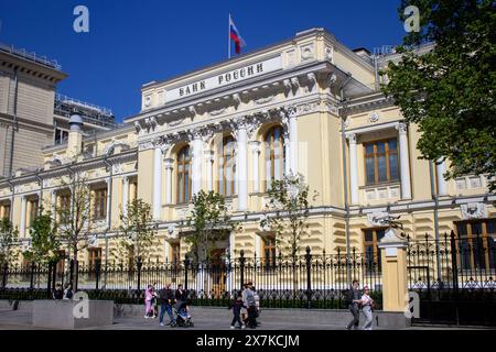 Moskau, Russland. Mai 2024. Die Leute laufen an der Zentralbank Russlands in Moskau vorbei. Kürzlich berichtete die Financial Times, dass westliche Banken weiterhin in Russland tätig sind und 800 Millionen Euro Steuern an den Haushalt des Landes gezahlt haben. Nach den Berechnungen der Zeitung ist dies das Vierfache des Betrags, der vor Beginn der militärischen Sonderoperation in der Ukraine gezahlt wurde. (Foto: Vlad Karkov/SOPA Images/SIPA USA) Credit: SIPA USA/Alamy Live News Stockfoto