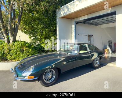 E-Type Jaguar Coupé Alloy Oldtimer fährt aus der Garage, Kaschmir, Christchurch (Ōtautahi), Canterbury, Neuseeland Stockfoto