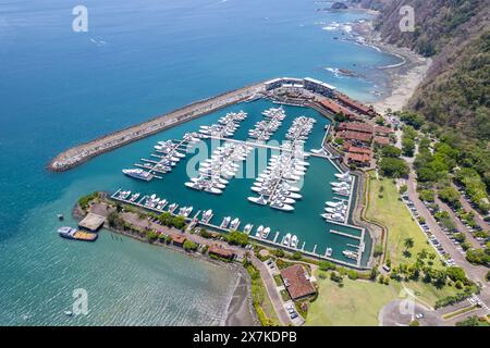 Wunderschöner Blick aus der Vogelperspektive auf den Yachthafen Los Sueños am Strand von Herradura in Costa Rica. Yachten im Dock, luxuriöse Wohnhäuser und Immobilien Stockfoto