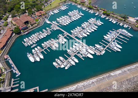 Wunderschöner Blick aus der Vogelperspektive auf den Yachthafen Los Sueños am Strand von Herradura in Costa Rica. Yachten im Dock, luxuriöse Wohnhäuser und Immobilien Stockfoto