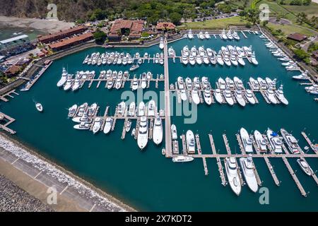 Wunderschöner Blick aus der Vogelperspektive auf den Yachthafen Los Sueños am Strand von Herradura in Costa Rica. Yachten im Dock, luxuriöse Wohnhäuser und Immobilien Stockfoto