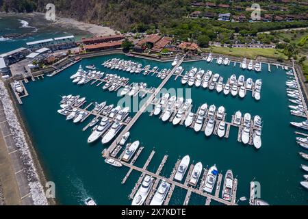 Wunderschöner Blick aus der Vogelperspektive auf den Yachthafen Los Sueños am Strand von Herradura in Costa Rica. Yachten im Dock, luxuriöse Wohnhäuser und Immobilien Stockfoto