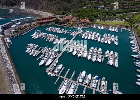 Wunderschöner Blick aus der Vogelperspektive auf den Yachthafen Los Sueños am Strand von Herradura in Costa Rica. Yachten im Dock, luxuriöse Wohnhäuser und Immobilien Stockfoto