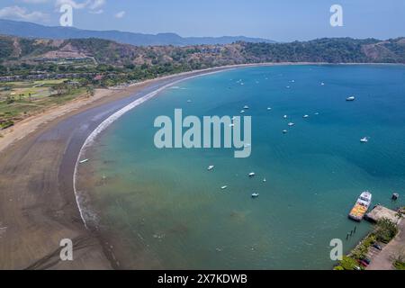 Wunderschöner Blick aus der Vogelperspektive auf den Yachthafen Los Sueños am Strand von Herradura in Costa Rica. Yachten im Dock, luxuriöse Wohnhäuser und Immobilien Stockfoto