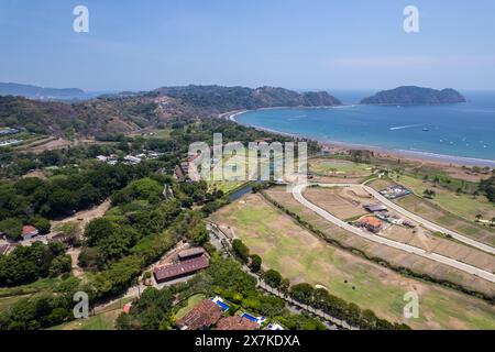 Wunderschöner Blick aus der Vogelperspektive auf den Yachthafen Los Sueños am Strand von Herradura in Costa Rica. Yachten im Dock, luxuriöse Wohnhäuser und Immobilien Stockfoto