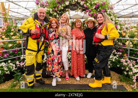 London, Großbritannien. 20. Mai 2024. Lindsey Russell, Anthea Turner, Janet Ellis und Joanna Scanlan veröffentlichen Peter Beales neue „With Courage“-Rose zur Unterstützung des RNLI „Lifeboat Appeal“ während des Pressetages der RHS Chelsea Flower Show im Royal Hospital Chelsea in London. Das Foto sollte lauten: Matt Crossick/Empics/Alamy Live News Stockfoto