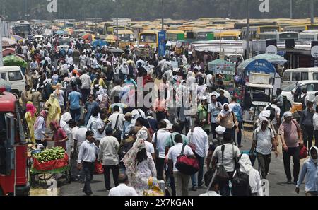 Lucknow, Indien. Mai 2024. LUCKNOW, INDIEN – 19. MAI: Wahlbeamte begeben sich zu ihren Kabinen für die fünfte Phase der Parlamentswahlen in Smriti Upvan, am 19. Mai 2024 in Lucknow, Indien. (Foto: Deepak Gupta/Hindustan Times/SIPA USA) Credit: SIPA USA/Alamy Live News Stockfoto