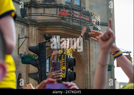 Tausende von Oxford United Fans säumten das Stadtzentrum von Oxford, um den Aufstieg von Oxford United zur EFL Championship zu feiern, nachdem sie am Wochenende die Bolton Wanders in der League One Playoff in Wembley besiegt hatten. Die Menschenmassen, die in Gelb gehalten waren, jubelten laut und ließen gelbe Fackeln los, während der Bus mit offenem Oberdeck, der das Team und die Mitarbeiter transportierte, langsam entlang der High Street zum Oxford City Hall fuhr, wo sie an einem nur einladenden Bürgerempfang teilnahmen. Die Flagge der Oxford United flog über dem Stadtrat von Oxford, um zu feiern. Stockfoto