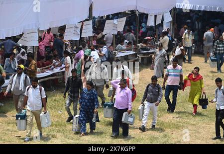 Lucknow, Indien. Mai 2024. LUCKNOW, INDIEN – 19. MAI: Wahlbeamte begeben sich zu ihren Kabinen für die fünfte Phase der Parlamentswahlen in Smriti Upvan, am 19. Mai 2024 in Lucknow, Indien. (Foto: Deepak Gupta/Hindustan Times/SIPA USA) Credit: SIPA USA/Alamy Live News Stockfoto