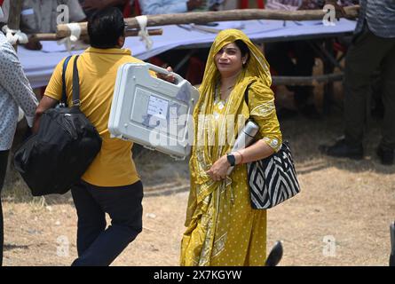 Lucknow, Indien. Mai 2024. LUCKNOW, INDIEN – 19. MAI: Wahlbeamte begeben sich zu ihren Kabinen für die fünfte Phase der Parlamentswahlen in Smriti Upvan, am 19. Mai 2024 in Lucknow, Indien. (Foto: Deepak Gupta/Hindustan Times/SIPA USA) Credit: SIPA USA/Alamy Live News Stockfoto