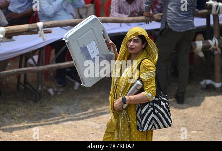 Lucknow, Indien. Mai 2024. LUCKNOW, INDIEN – 19. MAI: Wahlbeamte begeben sich zu ihren Kabinen für die fünfte Phase der Parlamentswahlen in Smriti Upvan, am 19. Mai 2024 in Lucknow, Indien. (Foto: Deepak Gupta/Hindustan Times/SIPA USA) Credit: SIPA USA/Alamy Live News Stockfoto