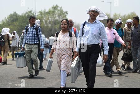 Lucknow, Indien. Mai 2024. LUCKNOW, INDIEN – 19. MAI: Wahlbeamte begeben sich zu ihren Kabinen für die fünfte Phase der Parlamentswahlen in Smriti Upvan, am 19. Mai 2024 in Lucknow, Indien. (Foto: Deepak Gupta/Hindustan Times/SIPA USA) Credit: SIPA USA/Alamy Live News Stockfoto