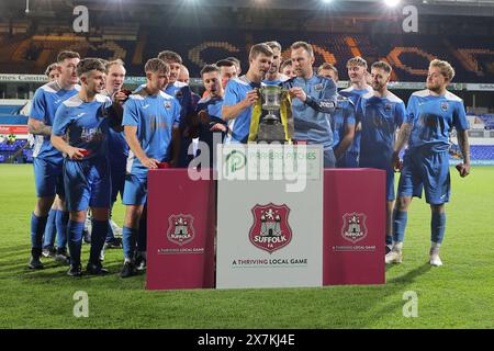 Ipswich, Großbritannien. Mai 2024. Ipswich, England, 20. Mai 2024: Spieler des Thurston FC feiern den Sieg des Suffolk Junior Cup Finalspiels zwischen Thurston FC und Woolverstone United in der Portman Road (Promediapix/SPP) Credit: SPP Sport Press Photo. /Alamy Live News Stockfoto