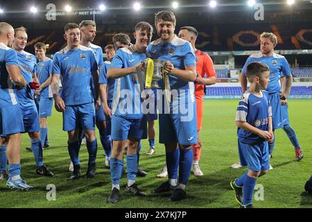 Ipswich, Großbritannien. Mai 2024. Ipswich, England, 20. Mai 2024: Spieler des Thurston FC feiern den Sieg des Suffolk Junior Cup Finalspiels zwischen Thurston FC und Woolverstone United in der Portman Road (Promediapix/SPP) Credit: SPP Sport Press Photo. /Alamy Live News Stockfoto