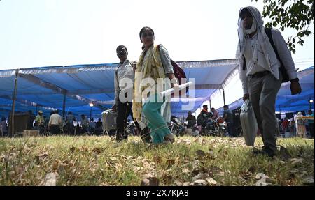 Lucknow, Indien. Mai 2024. LUCKNOW, INDIEN – 19. MAI: Wahlbeamte begeben sich zu ihren Kabinen für die fünfte Phase der Parlamentswahlen in Smriti Upvan, am 19. Mai 2024 in Lucknow, Indien. (Foto: Deepak Gupta/Hindustan Times/SIPA USA) Credit: SIPA USA/Alamy Live News Stockfoto