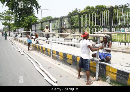 Patna, Indien. Mai 2024. PATNA, INDIEN - 19. MAI: Arbeit bei Bambusbarrikadierung an der Bailey Road während des Besuchs von Premierminister Narendra Modi am 19. Mai 2024 in Patna, Indien. (Foto: Santosh Kumar/Hindustan Times/SIPA USA) Credit: SIPA USA/Alamy Live News Stockfoto