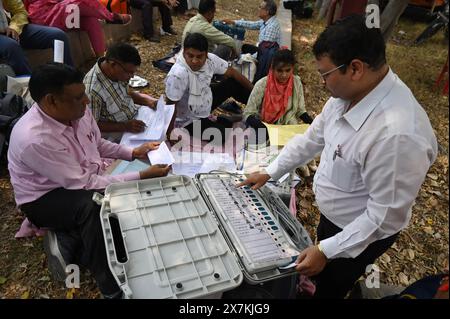 Lucknow, Indien. Mai 2024. LUCKNOW, INDIEN – 19. MAI: Wahlbeamte begeben sich zu ihren Kabinen für die fünfte Phase der Parlamentswahlen in Smriti Upvan, am 19. Mai 2024 in Lucknow, Indien. (Foto: Deepak Gupta/Hindustan Times/SIPA USA) Credit: SIPA USA/Alamy Live News Stockfoto