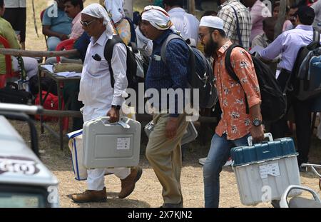 Lucknow, Indien. Mai 2024. LUCKNOW, INDIEN – 19. MAI: Wahlbeamte begeben sich zu ihren Kabinen für die fünfte Phase der Parlamentswahlen in Smriti Upvan, am 19. Mai 2024 in Lucknow, Indien. (Foto: Deepak Gupta/Hindustan Times/SIPA USA) Credit: SIPA USA/Alamy Live News Stockfoto