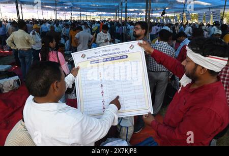 Lucknow, Indien. Mai 2024. LUCKNOW, INDIEN – 19. MAI: Wahlbeamte begeben sich zu ihren Kabinen für die fünfte Phase der Parlamentswahlen in Smriti Upvan, am 19. Mai 2024 in Lucknow, Indien. (Foto: Deepak Gupta/Hindustan Times/SIPA USA) Credit: SIPA USA/Alamy Live News Stockfoto