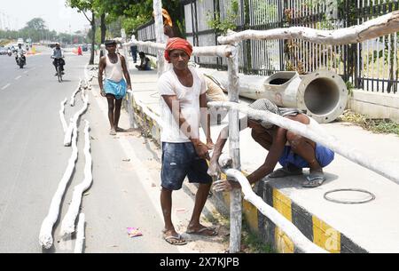 Patna, Indien. Mai 2024. PATNA, INDIEN - 19. MAI: Arbeit bei Bambusbarrikadierung an der Bailey Road während des Besuchs von Premierminister Narendra Modi am 19. Mai 2024 in Patna, Indien. (Foto: Santosh Kumar/Hindustan Times/SIPA USA) Credit: SIPA USA/Alamy Live News Stockfoto