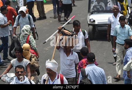 Lucknow, Indien. Mai 2024. LUCKNOW, INDIEN – 19. MAI: Wahlbeamte begeben sich zu ihren Kabinen für die fünfte Phase der Parlamentswahlen in Smriti Upvan, am 19. Mai 2024 in Lucknow, Indien. (Foto: Deepak Gupta/Hindustan Times/SIPA USA) Credit: SIPA USA/Alamy Live News Stockfoto