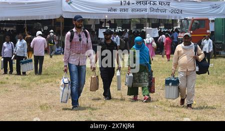 Lucknow, Indien. Mai 2024. LUCKNOW, INDIEN – 19. MAI: Wahlbeamte begeben sich zu ihren Kabinen für die fünfte Phase der Parlamentswahlen in Smriti Upvan, am 19. Mai 2024 in Lucknow, Indien. (Foto: Deepak Gupta/Hindustan Times/SIPA USA) Credit: SIPA USA/Alamy Live News Stockfoto