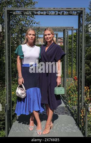 London, Großbritannien. Mai 2024. Die Boodles-Botschafter Lady Amelia und Eliza Spencer tragen neue Stücke im Boodles National Gallery Garden. Die RHS Chelsea Flower Show 2024 eröffnet mit ihrem Pressetag vom 21. Bis 25. Mai neue Gartendesigns, Blumendekorationen und Gartenbauprodukte. Quelle: Imageplotter/Alamy Live News Stockfoto