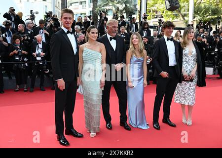 Cannes, Frankreich. Mai 2024. Cayden Wyatt Costner, Annie Costner, Kevin Costner, Grace Avery Costner, Hayes Costner und Lily Costner besuchen den roten Teppich „Horizon: An American Saga“ beim 77. Jährlichen Filmfestival in Cannes am 19. Mai 2024 im Palais des Festivals. ( Quelle: SIPA USA/Alamy Live News Stockfoto