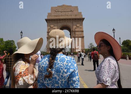 Neu-Delhi, Indien. April 2024. Eine Gruppe von Touristen, die Hüte tragen, um sich vor schweren Hitzewellen zu schützen, hat Delhi und mehrere andere Teile Nordindiens am 20. Mai 2024 erfasst, wobei das indische Meteorologische Department (IMD) eine Warnmeldung ausgab. Ein „roter Alarm“ wird ausgegeben, wenn extreme Witterungsbedingungen für schutzbedürftige Menschen, einschließlich Säuglinge, ältere Menschen und Menschen mit chronischen Krankheiten, ein „hohes Gesundheitsrisiko“ darstellen. Foto von Sondeep Shankar/ Pacific Press (Foto von Sondeep Shankar/Pacific Press) Credit: Pacific Press Media Production Corp./Alamy Live News Stockfoto