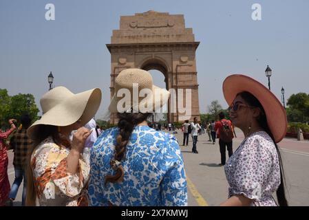 Neu-Delhi, Indien. April 2024. Eine Gruppe von Touristen, die Hüte tragen, um sich vor schweren Hitzewellen zu schützen, hat Delhi und einige andere Teile Nordindiens am 20. Mai 2024 erfasst, wobei das indische Meteorologische Department (IMD) eine Warnung mit dem Hinweis „˜Red Alert“ ausgab. Ein˜roter Alarm wird ausgegeben, wenn extreme Wetterbedingungen ein „hohes Gesundheitsrisiko“ für gefährdete Menschen darstellen, darunter Säuglinge, ältere Menschen und Menschen mit chronischen Krankheiten. Foto von Sondeep Shankar/ Pacific Press (Foto: © Sondeep Shankar/Pacific Press via ZUMA Press Wire) NUR REDAKTIONELLE VERWENDUNG! Nicht für kommerzielle ZWECKE! Stockfoto