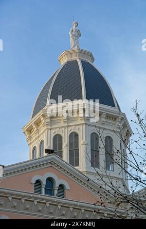 Statue der Justizdame auf der Kuppel im Zentrum hinter einem verzierten Giebel im Stil des Zweiten Empire 1886 Presidio County Courthouse — Marfa Texas, April 2024 Stockfoto