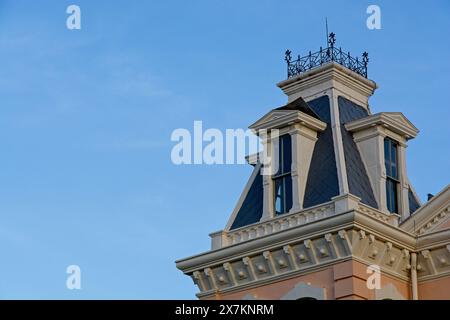 Dach im Mansardenstil auf dem Turm des Presidio County Courthouse aus dem Jahr 1886 Stockfoto